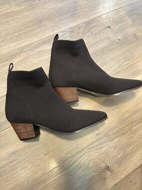 NWOT Violet & Red Clarissa stretch knit ankle boots, size 9